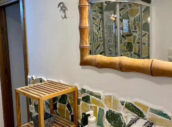 Wine & Roses מלון *