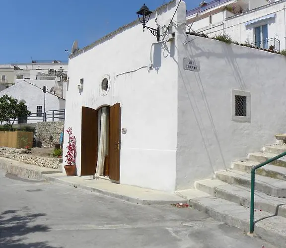 Wine & Roses Hotel *